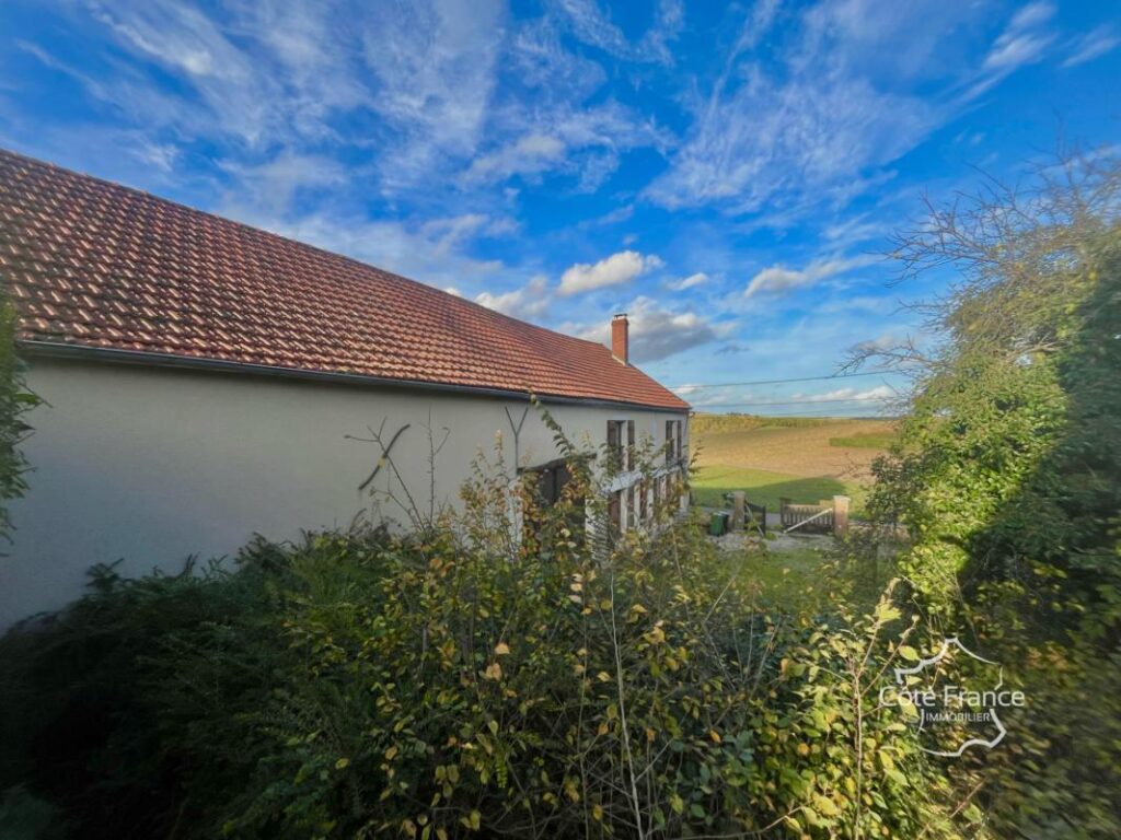 Charmante longère de 160 m2 habitables avec dépendances et j – 6 pièces – 4 chambres – 160 m²