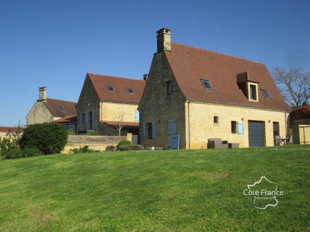 DORDOGNE-SARLAT LA CANEDA: ENSEMBLE IMMOBILIER DE GITES – NR pièces – 15 chambres – 720 m²