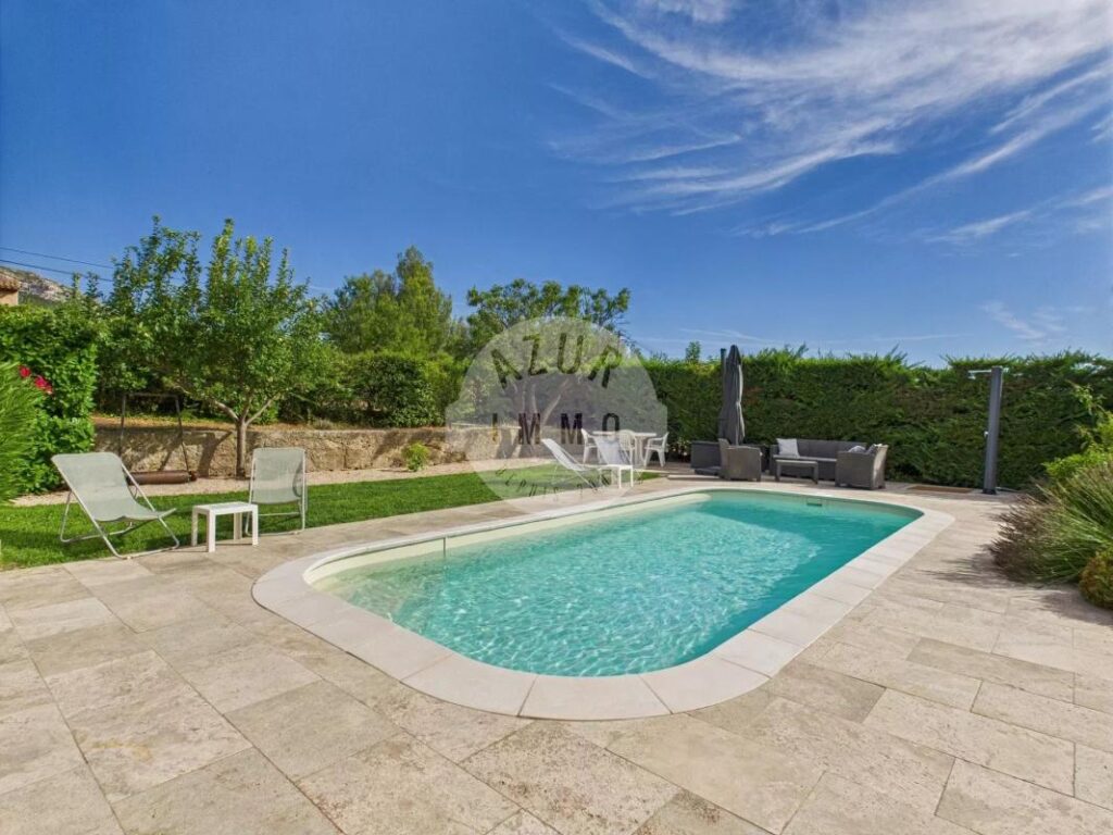 Maison de plain pied sur Roquevaire de 96m² sur 900m² de terrain avec piscine – 5 pièces – 3 chambres – 96 m²