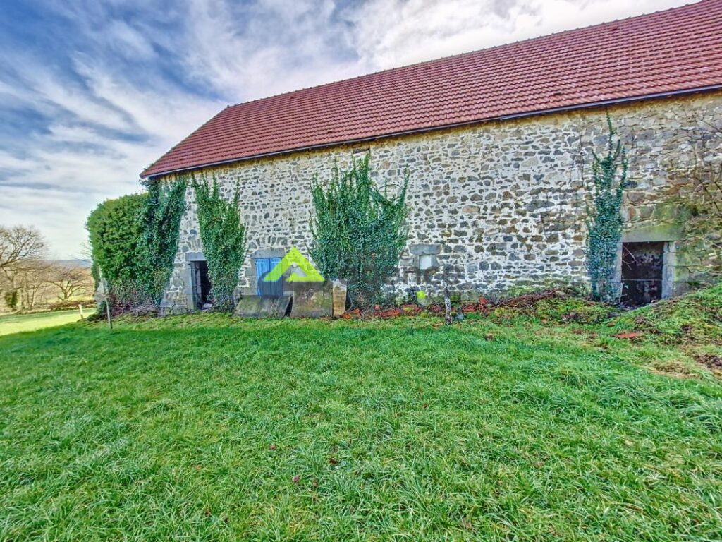 Grange de 200 m2 – AHUN – 2 pièces – 1 chambre – 200 m²