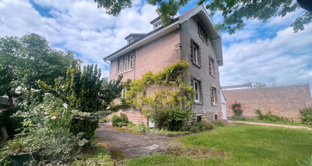 Maison bourgeoise sur hauteur Montbéliard – 8 pièces – 6 chambres – 159 m²