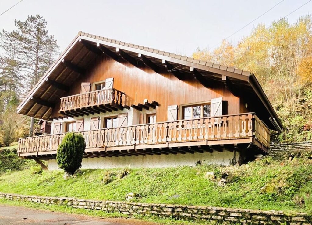 MAISON 6 PIECES 123 m² SUR TERRAIN DE 9.9 ARES 349000 EUROS – 6 pièces – 2 chambres – 123 m²