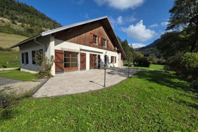 MAISON 9 PIECES 206m² SUR 13.91 ARES 329000 EUROS – 9 pièces – 7 chambres – 205 m²