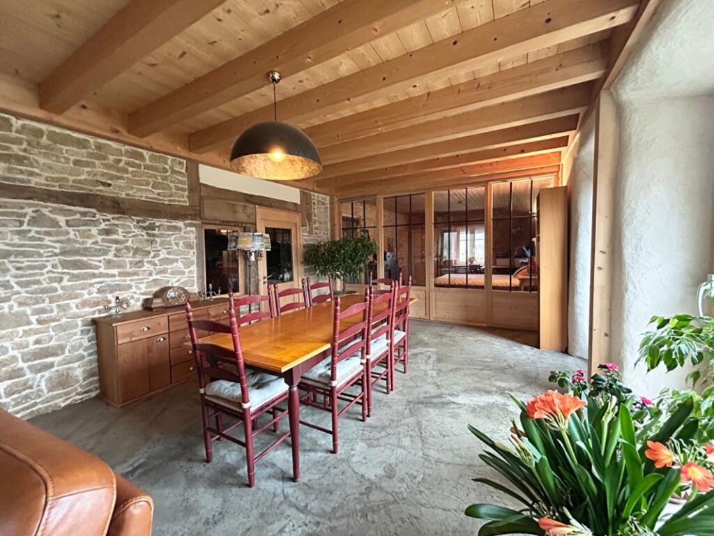 ANCIEN CORPS DE FERME RENOVE 8 PIECES 222 m² SUR TERRAIN DE 46 ARES 390000 EUROS – 8 pièces – 3 chambres – 222 m²