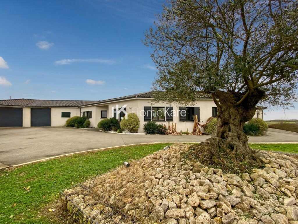 VILLA AVEC VUE, PISCINE, DEPENDANCE ET GRAND GARAGE – 8 pièces – 6 chambres – 275 m²