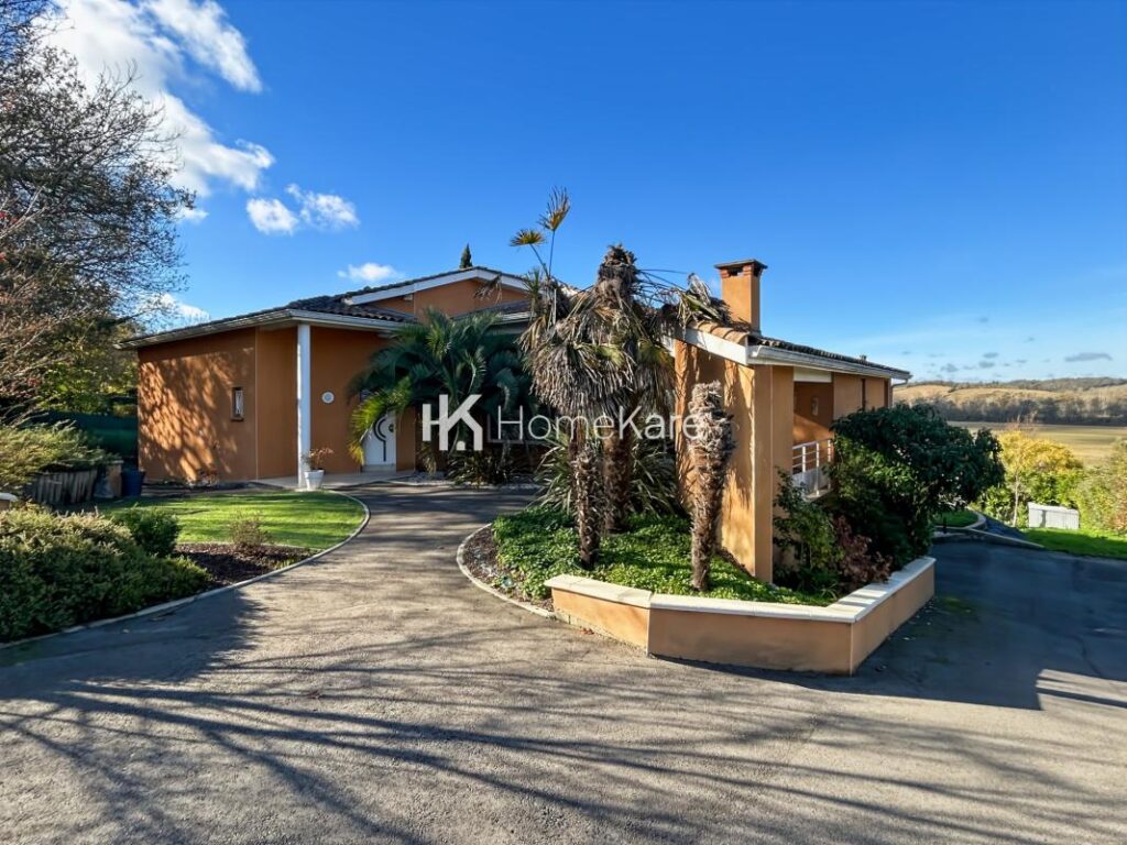 VILLA FAMILIALE T7 AVEC VUE, PISCINE ET GARAGE – 7 pièces – 4 chambres – 185 m²