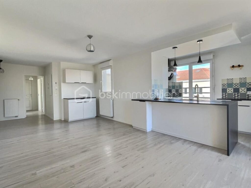 Rare : Dernier étage rénové – Balcon – Parking – Proche mairie – 3 pièces – 2 chambres – 63 m²