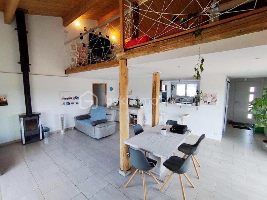 2 villas récentes sur 2 hectares de terrain – 10 pièces – 7 chambres – 305 m²