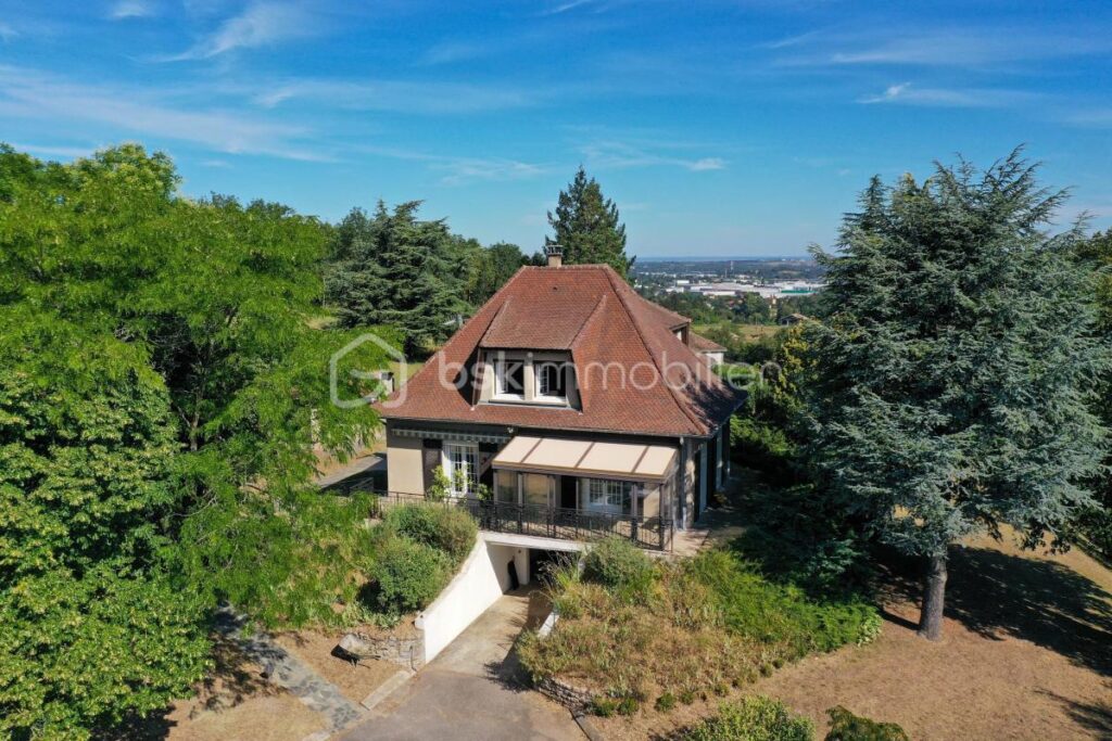 Maison d’exception sur parcelle d’environ 4 300 m² piscinable & constructible – 8 pièces – 7 chambres – 205 m²