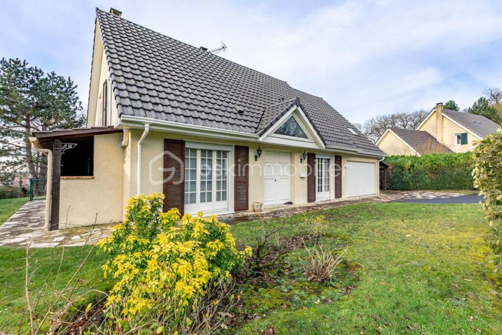 Maison familiale type ‘ORANGER’ 210m² à SAINT-WITZ – 8 pièces – 5 chambres – 210 m²