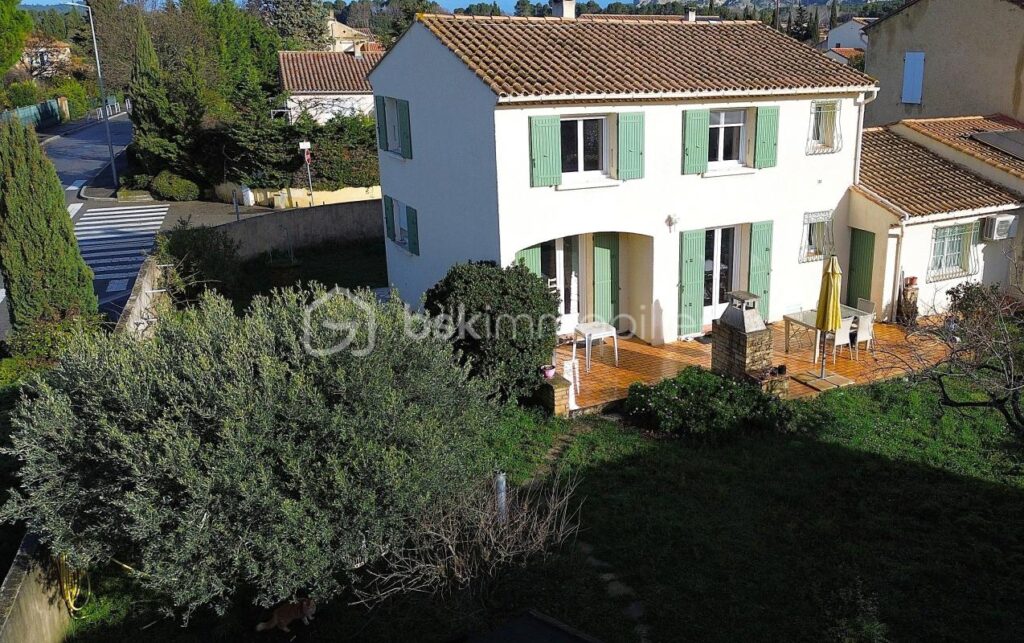 MAISON DE 5 PIÈCES DE 102 M2 HABITABLE , SUR UN ÉTAGE , AVEC 4 CHAMBRES , UN GARAGE ET UN JARDIN SUR SALON DE PROVENCE – 5 pièces – 4 chambres – 102 m²