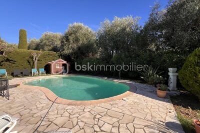 Villa 6 pièces, Piscine, Double garage, Calme, Quartier résidentiel – 6 pièces – 4 chambres – 150 m²