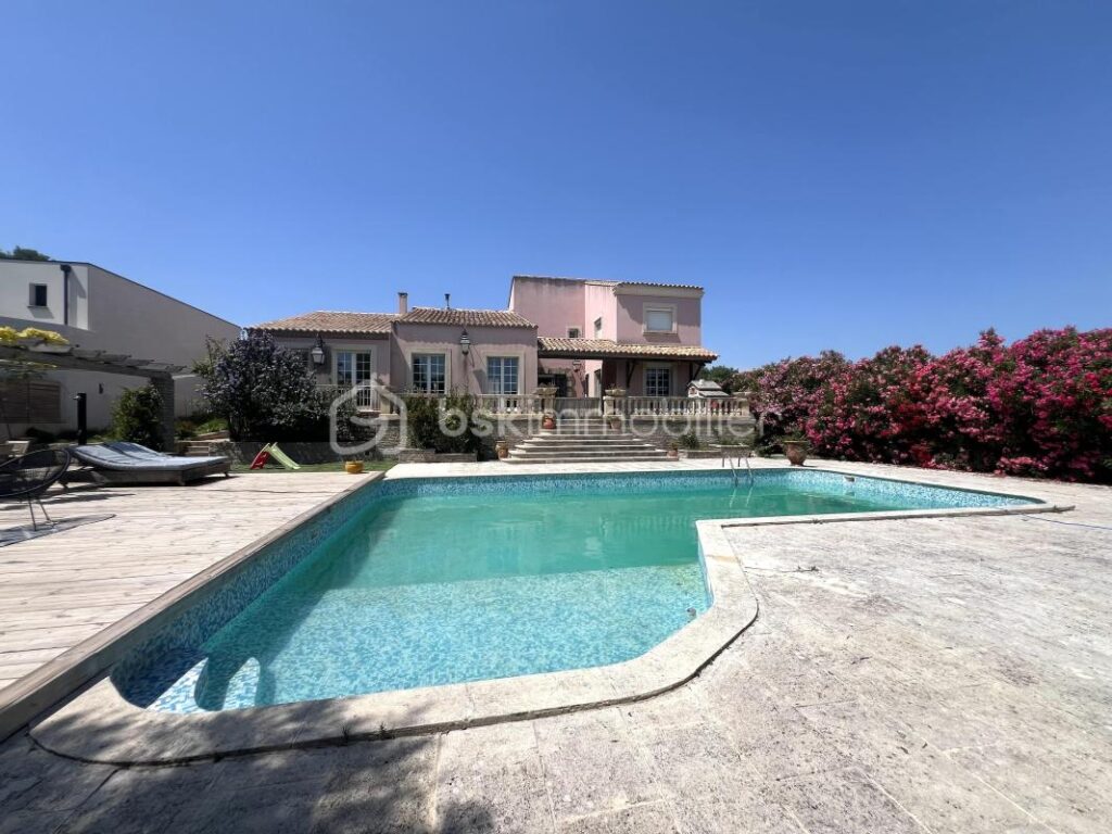 Maison 280m2 à Poussan – 7 pièces – 6 chambres – 280 m²