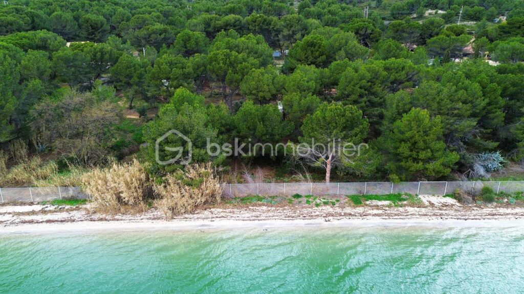 Magnifique maison sur une grande parcelle avec une dépendance et un garage , au bord de la plage de l’étang de Berre , sur Saint-Chamas – 4 pièces – 3 chambres – 127 m²