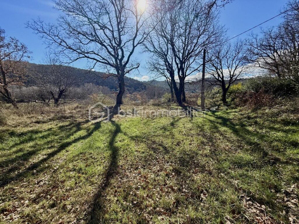 À VENDRE -COUP DE CŒUR – Terrain constructible avec vue – 634 m² – Allemagne-en-Provence . PRIX 95 000€ – NR pièces – NR chambres – 634 m²
