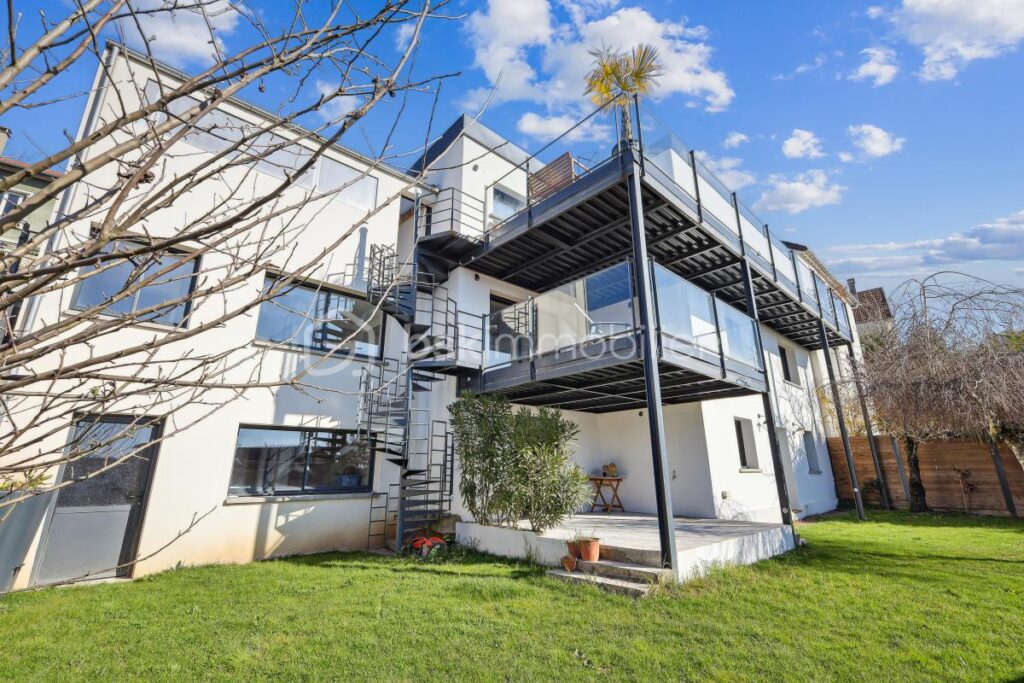 Un espace de vie exceptionnel avec de multiples terrasses ! – 7 pièces – 4 chambres – 234 m²