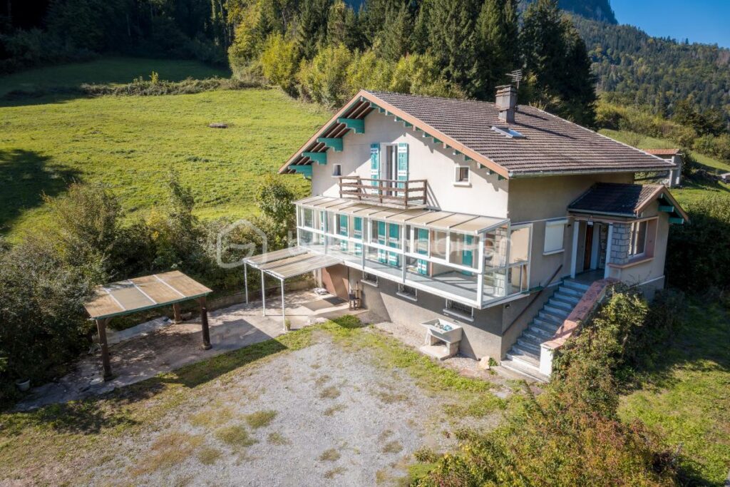 74300 – MAGLAND – GRANDE MAISON DE VILLAGE – PROJET DE RÉNOVATION – SITUATION AU CALME ET ENSOLEILLÉE – 3 NIVEAUX, 270M² DE SURFACE TOTALE POUR 170M² HABITABLES – 8 pièces – 4 chambres – 170 m²