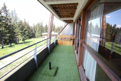 APPARTEMENT T2 SITUÉ NIVEAU 2 COMPRENANT ENTRÉE AVEC COIN MONTAGNE, SÉJOUR AVEC KITCHENETTE, UNE CHAMBRE, SALLE DE BAINS, WC, BALCON ET UN CASIER À SKIS – 2 pièces – 1 chambre – 37 m²