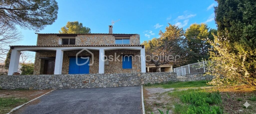 MAS de CARACTERE en Pierre – Havre de Paix avec Piscine et Oliveraie – 7 pièces – 5 chambres – 195 m²