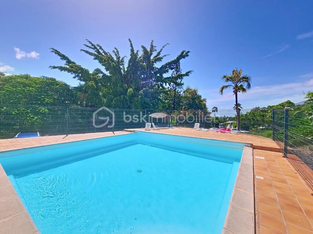 Jolie maison mitoyenne dans petite copropriété avec piscine – 2 pièces – 1 chambre – 33 m²