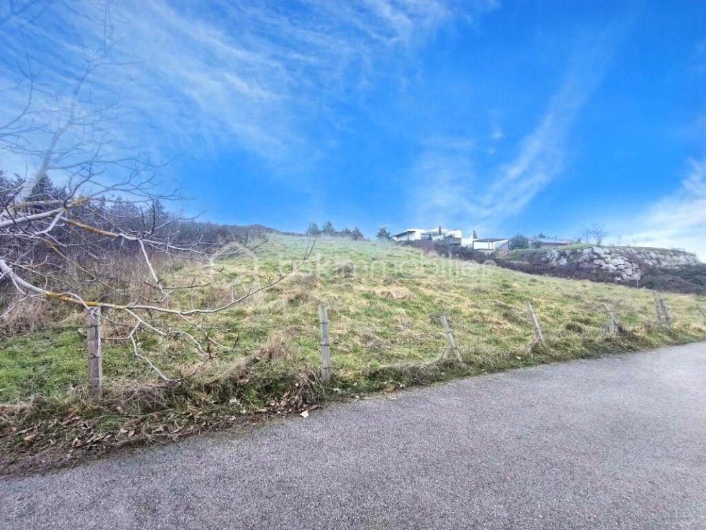 🌿 Terrain 2 037 m² avec vue dégagée – Nollieux (42260) – NR pièces – NR chambres – 2037 m²