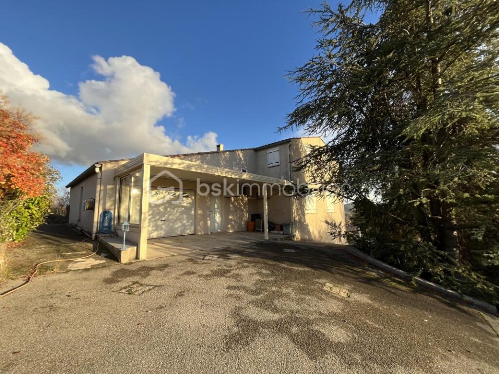 une maison de 145 m² à Saint-Étienne-les-Orgues – 4 pièces – 4 chambres – 143 m²