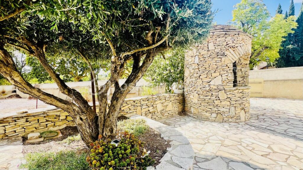 Maison avec vue superbe, grand sous-sol et vaste terrain – 12 pièces – 6 chambres – 185 m²