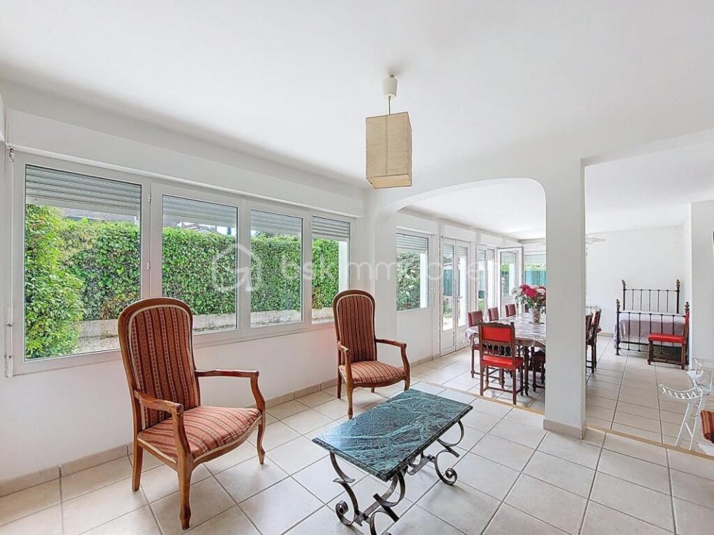 VILLA DE CARACTERE AVEC PISCINE – 7 pièces – 4 chambres – 158 m²