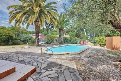 VILLA DE CARACTERE AVEC PISCINE – 7 pièces – 4 chambres – 158 m²