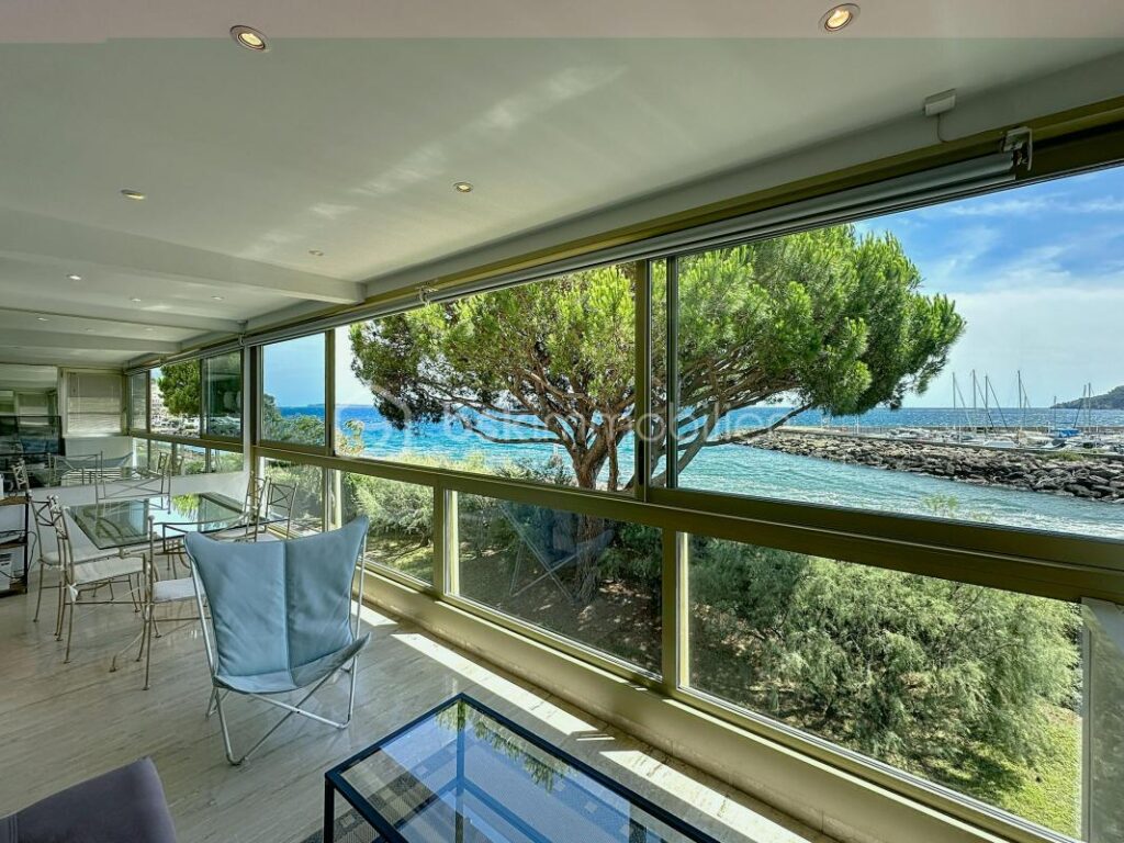 VUE MER – La Napoule, Appartement de 93m2 en front de mer dans une résidence prisée de prestige – 3 pièces – 2 chambres – 93 m²
