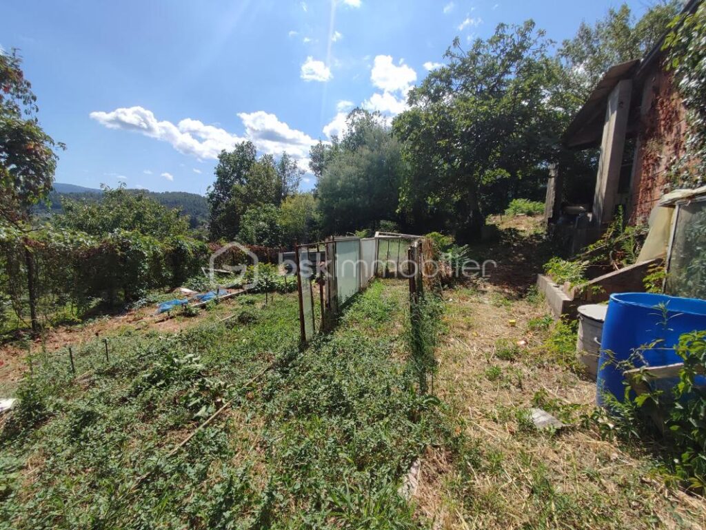 Parcelle constructible avec hangar et vue imprenable – 1 pièce – NR chambres – 180 m²