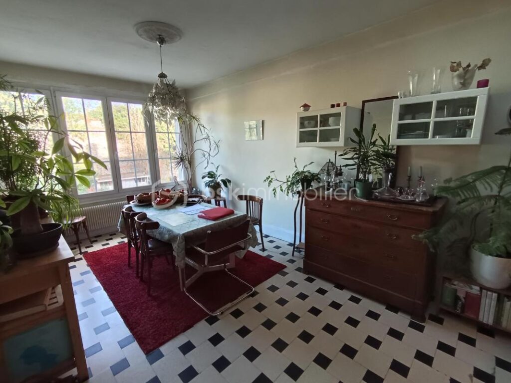 Maison de ville familiale classée C au DPE – 6 pièces – 4 chambres – 97 m²