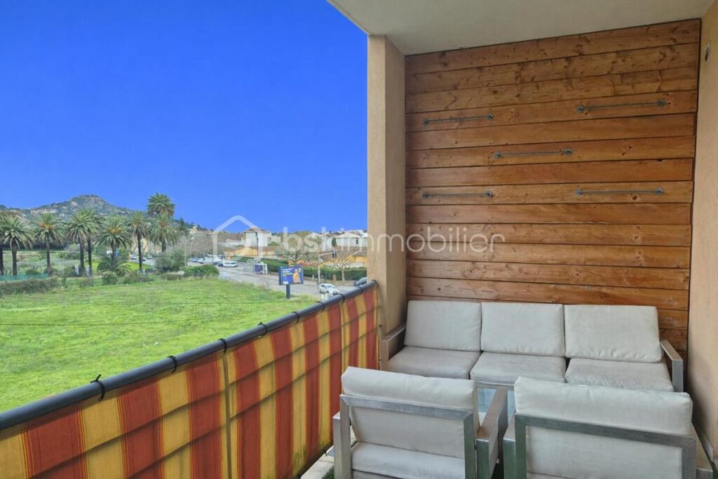 HYERES OUEST: T3 traversant 68 m² – Terrasse 12 m² – Climatisation – Parking sous-sol – Aucun travaux – 3 pièces – 2 chambres – 67 m²