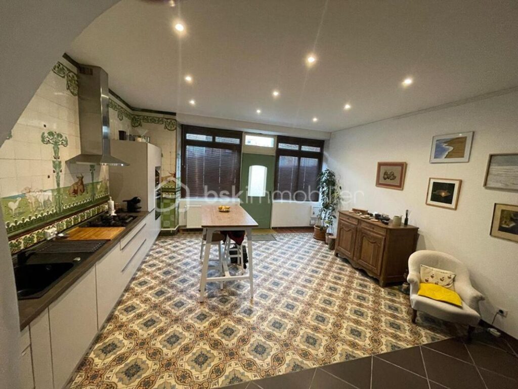 Superbe maison de ville à saintes en pierre de taille proche de la gare et de toutes les commodités – 6 pièces – 3 chambres – 179 m²