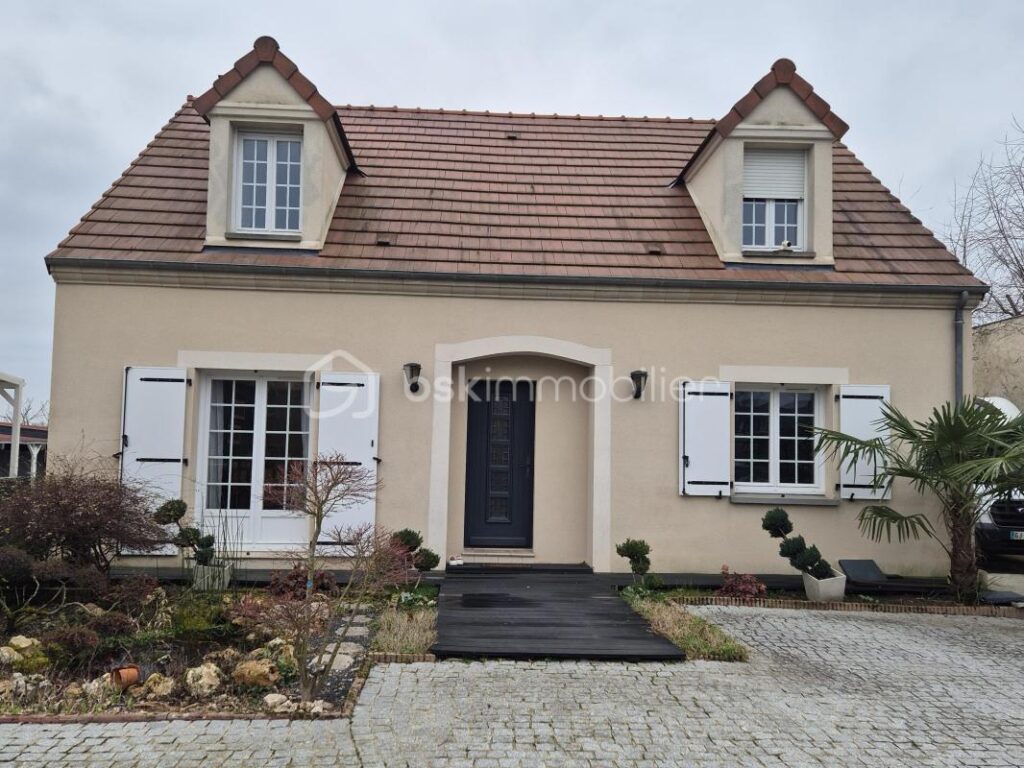 Maison 112 m2 avec piscine en parfait état à Poilly-lez-Gien – 5 pièces – 4 chambres – 112 m²