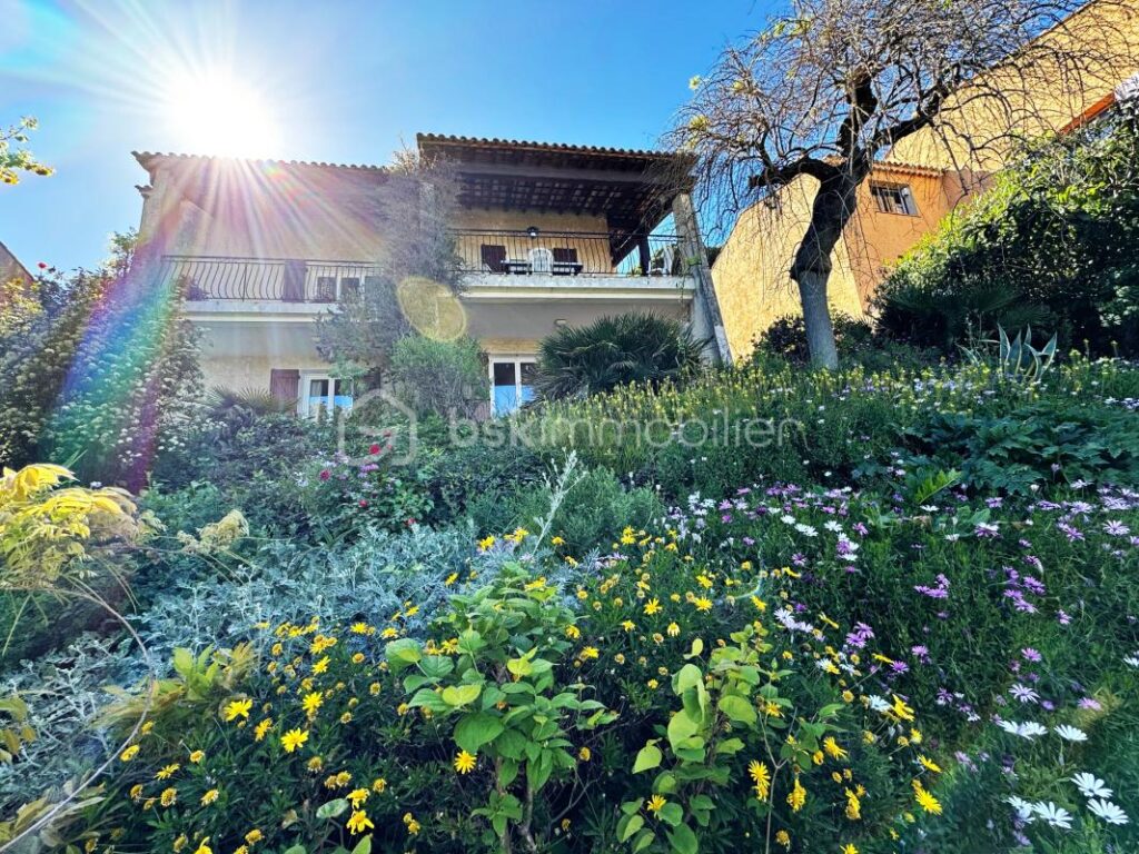 DPT VAR (83) – SIX-FOURS-LES-PLAGES – VILLA DE 130 m² SUR TERRAIN DE 683 m² – 6 pièces – 4 chambres – 130 m²