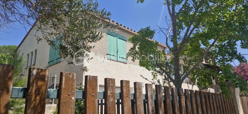 MAISON FAMILIALE AVEC VUE MER/ÉTANG, GARAGE ET SOUS-SOL AMÉNAGEABLE – LEUCATE VILLAGE – 4 pièces – 3 chambres – 110 m²