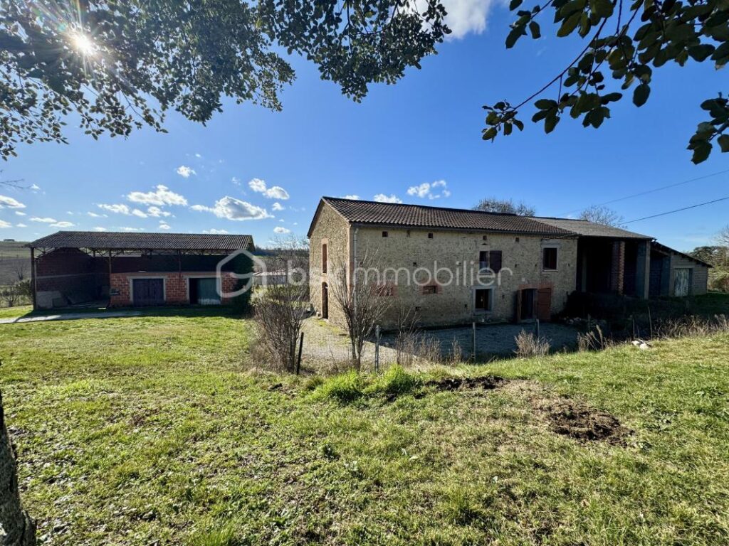 Ancienne ferme de 139m2 habitables – nombreuses dépendances – 4588m2 de terrain – 5 pièces – 3 chambres – 136 m²