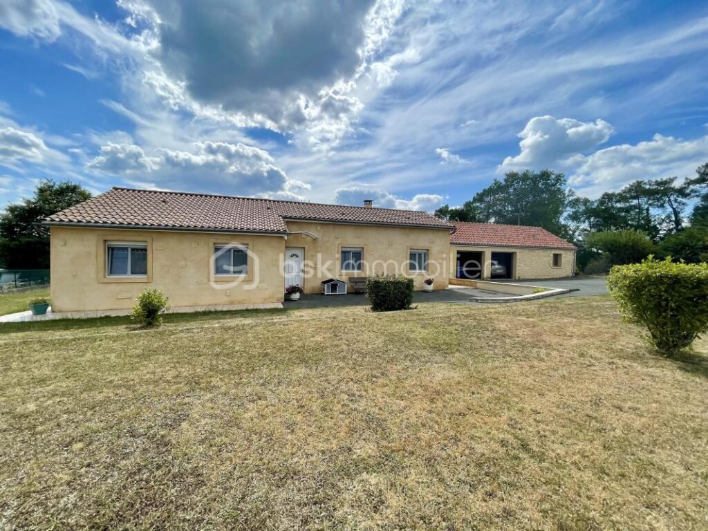 Plain-pied avec vue dégagée – À 6 minutes de Sarlat-la-Canéda – 5 pièces – 3 chambres – 122 m²