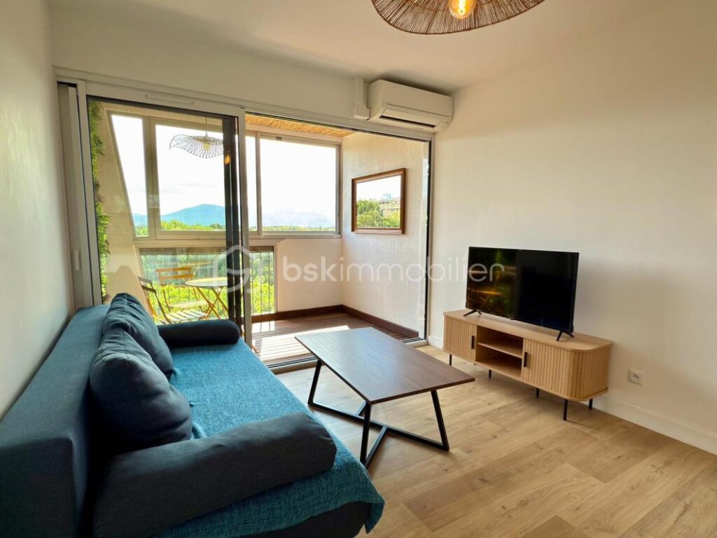 🏖 T2 rénové avec belle loggia – Vue Albères – Dernier étage ascenseur avec parking et cave – Plage à pied – 2 pièces – 1 chambre – 28 m²