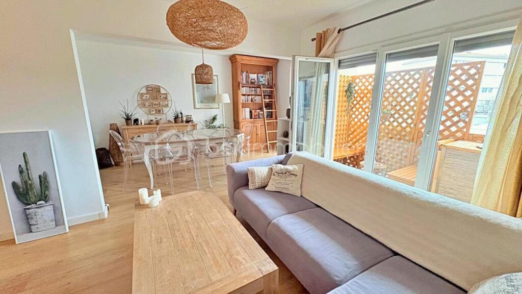 Appartement traversant lumineux, dernier étage, entièrement rénové, avec garage, cave et deux balcons – 3 pièces – 2 chambres – 76 m²