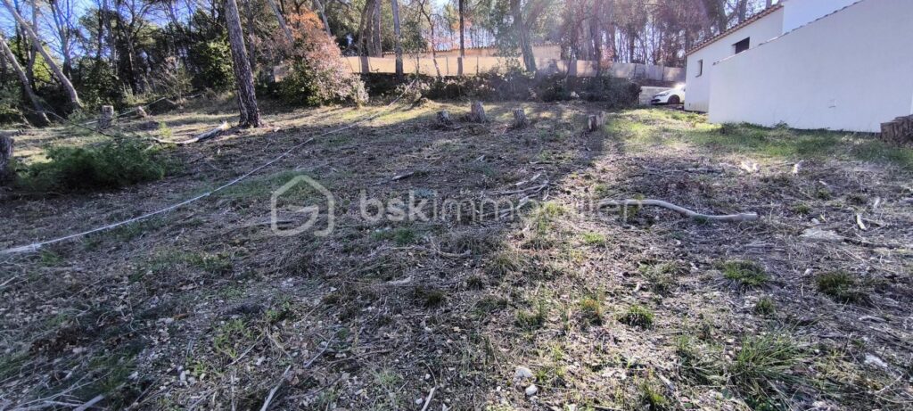 Achat terrain constructible de 350 m2 , avec une belle vue sur le Luberon , hors lotissement – NR pièces – NR chambres – 350 m²