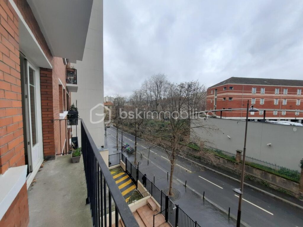 Appartement lumineux avec balcon en ville, idéal pour première acquisition – 3 pièces – 2 chambres – 57 m²