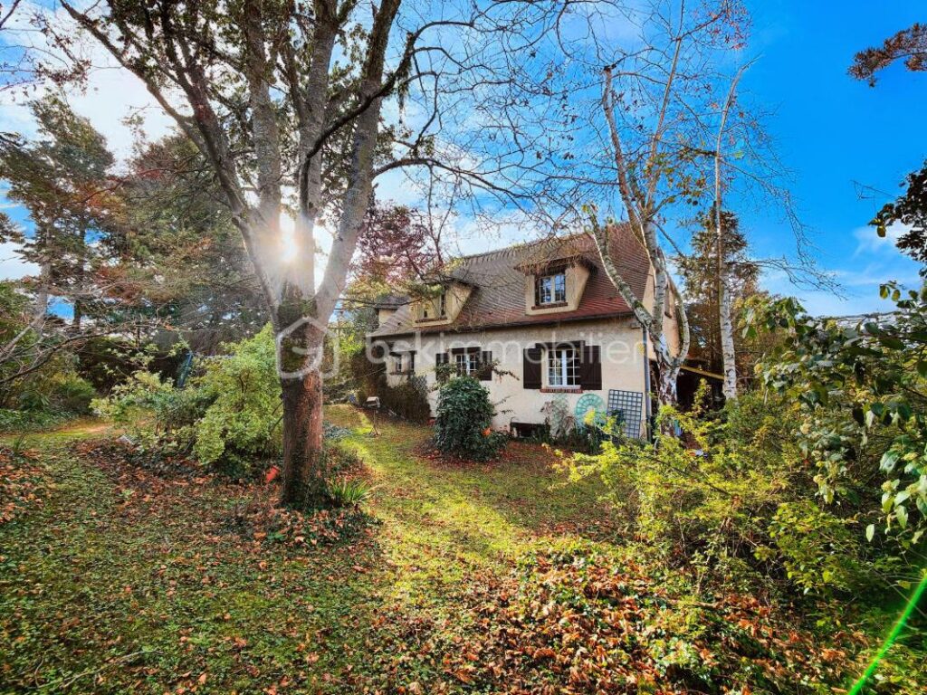 Belle maison familiale 5 ch dans un écrin boisé avec vue dégagée – 7 pièces – 5 chambres – 199 m²