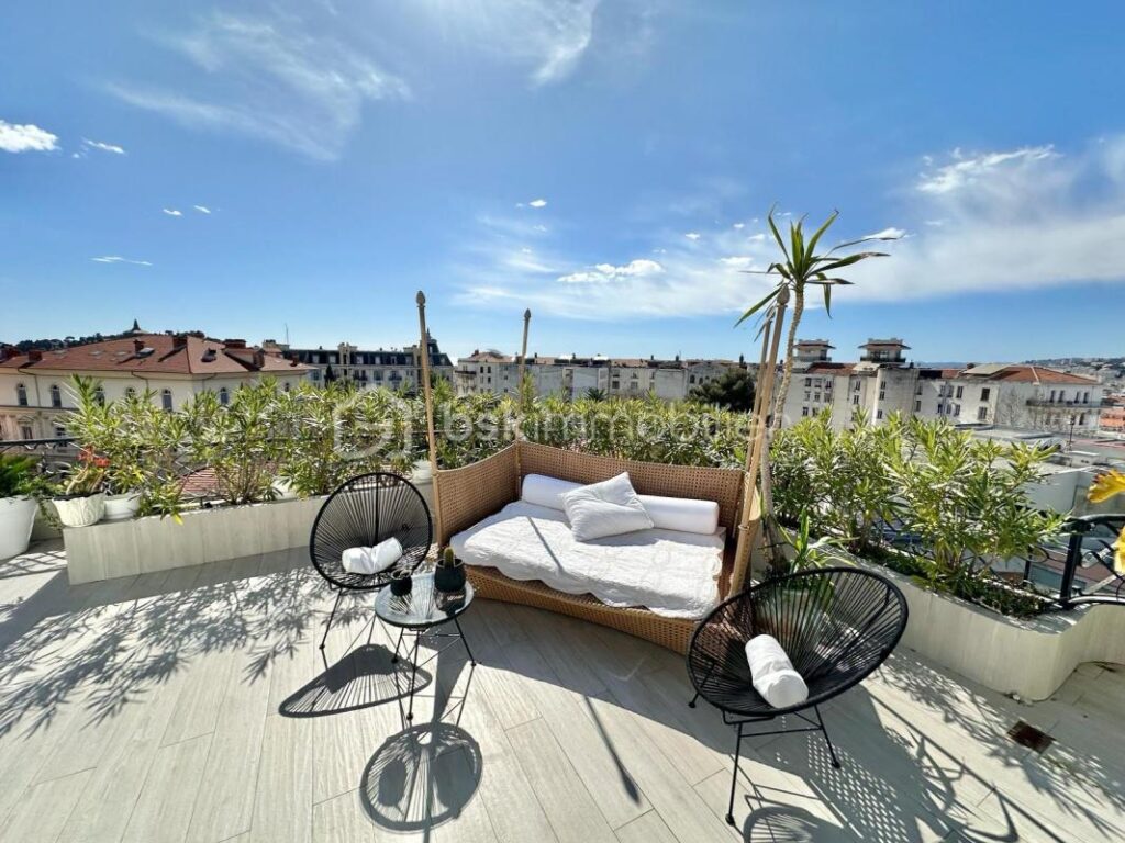 BAS CIMIEZ- LUXUEUX TOIT TERRASSE AVEC VUE PANORAMIQUE – STUDETTE – GARAGE ET CAVE – 3 pièces – 2 chambres – 92 m²