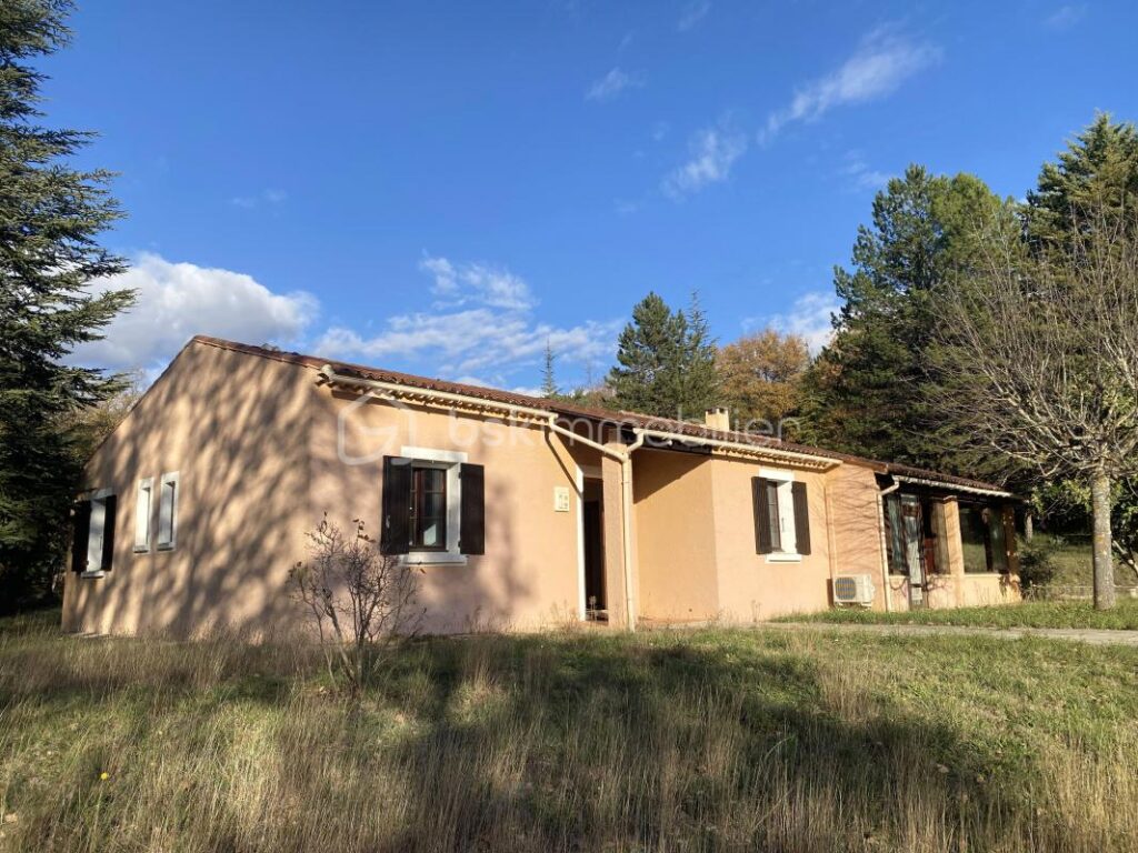 Maison traditionnelle de plain-pied de 133 m² – 6 pièces – 4 chambres + Grand Garage + Patio, sur un terrain de 4 000 m² – 6 pièces – 4 chambres – 133 m²