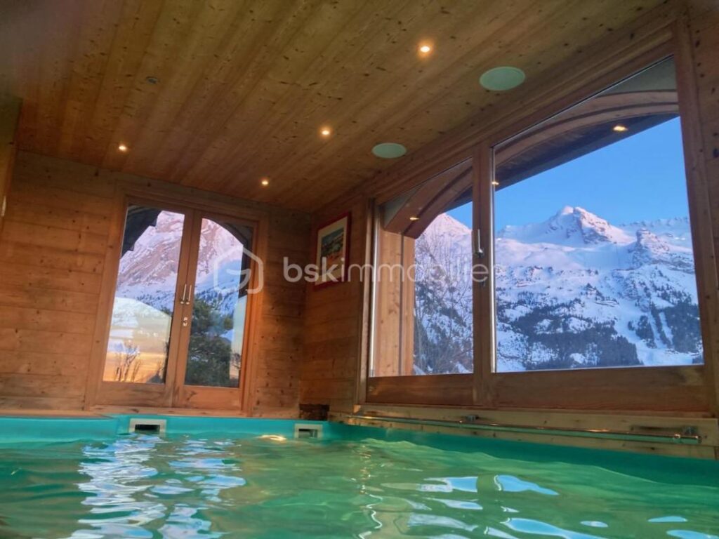 BIEN D’EXCEPTION – Chalet luxueux à La Clusaz / site des Confins avec Piscine intérieure, 10 pièces et vue plein sud sur le massif des Aravis – 9 pièces – 7 chambres – 350 m²