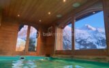 BIEN D’EXCEPTION – Chalet luxueux à La Clusaz / site des Confins avec Piscine intérieure, 10 pièces et vue plein sud sur le massif des Aravis – 9 pièces – 7 chambres – 350 m²