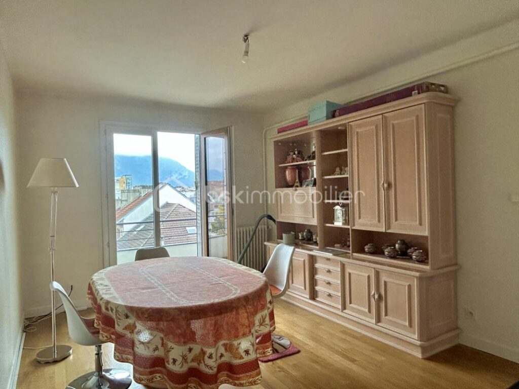 Annecy – T3 de 71m2 dernier étage vendu loué – Vue dégagée – 3 pièces – 2 chambres – 71 m²
