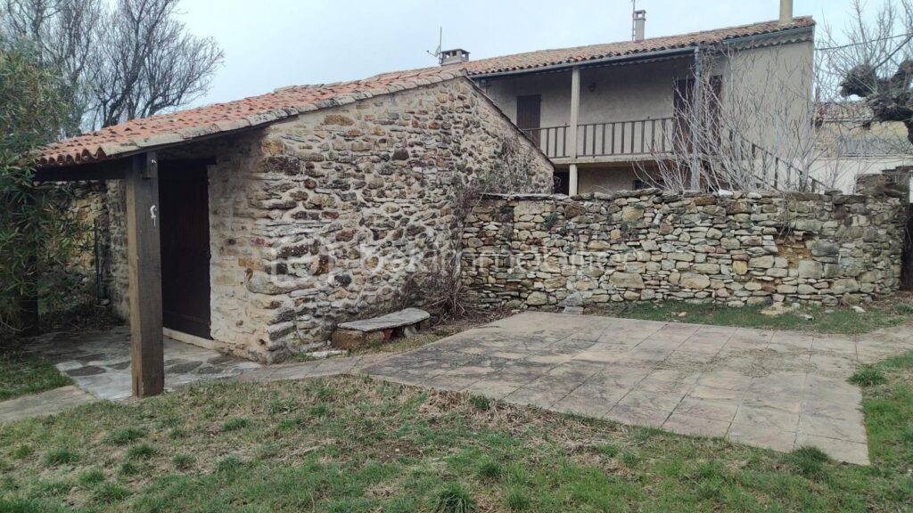 Premier niveau d’un ancien corps de ferme imprégné du charme de la Provence, avec piscine et vue exceptionnelle MONTLAUX 04230 – 4 pièces – 3 chambres – 110 m²